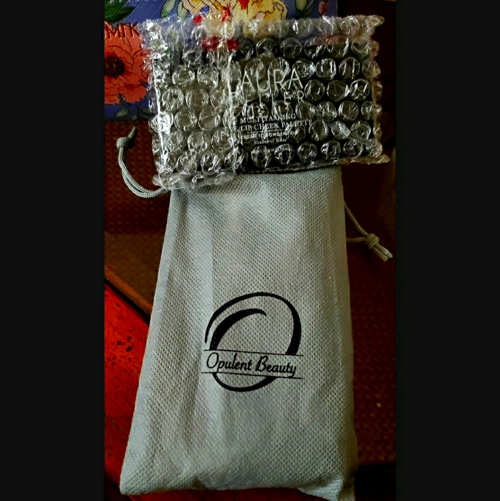 Laura Gellar eye lip and cheek palette and Opulent